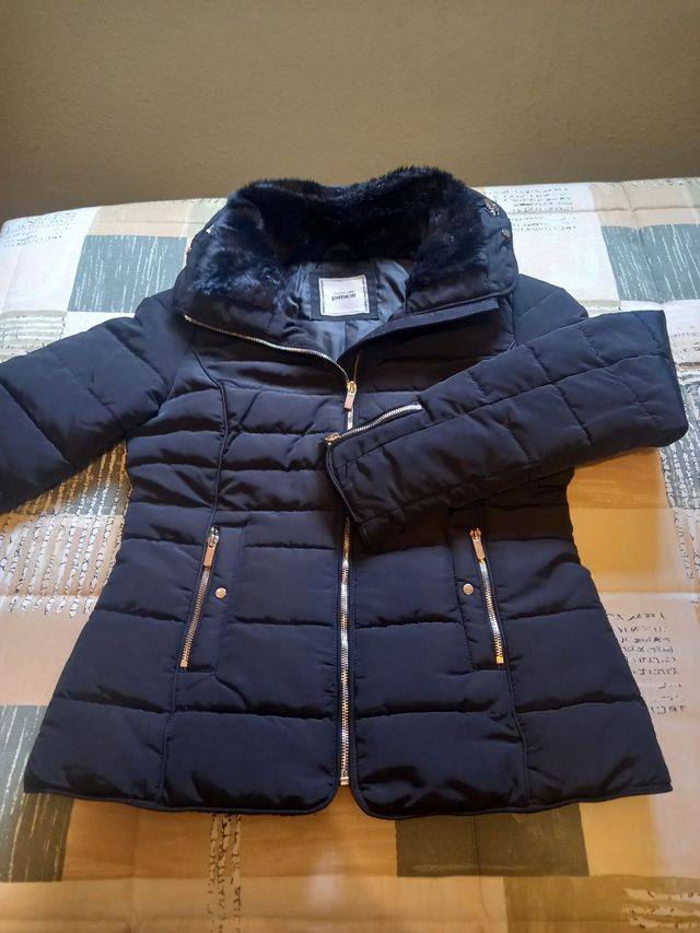 Plumas.Chaqueta acolchada negra con cuello de pelo