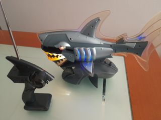 Coche teledirigido tiburon con  luces y sonidos