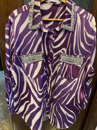 Blusa cebra morada con pedreria
