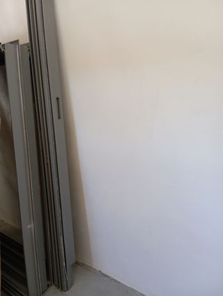 Ventana aluminio gris con cristal y marcos