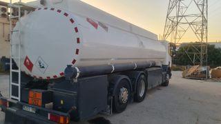 Camión cisterna combustible