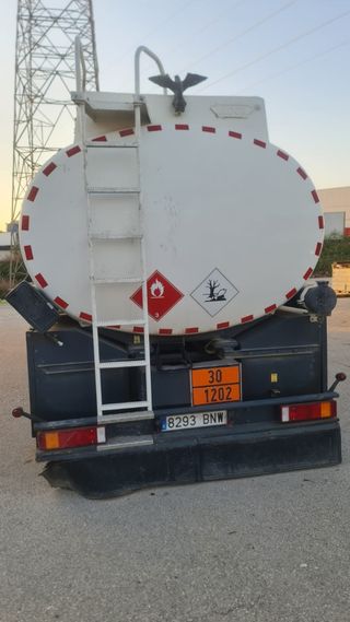 Camión cisterna combustible