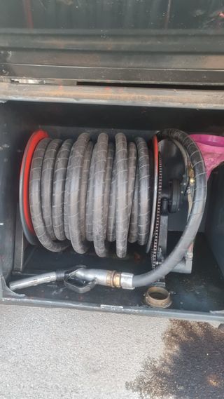 Camión cisterna combustible