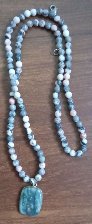 Collar de piedras grises y rosas