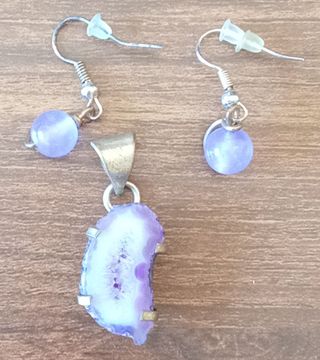 Colgante y pendientes morado