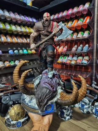 Figura de KRATOS del videojuego god of war pintada
