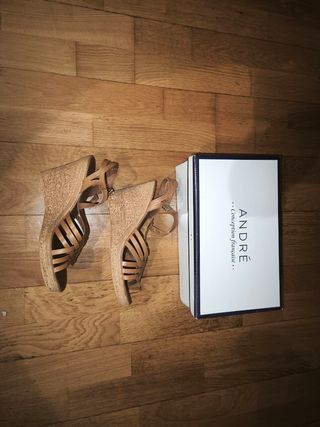 Sandalias cuña André marrón