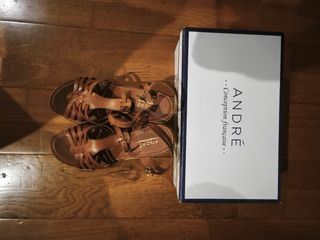 Sandalias cuña André marrón