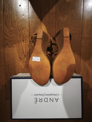 Sandalias cuña André marrón