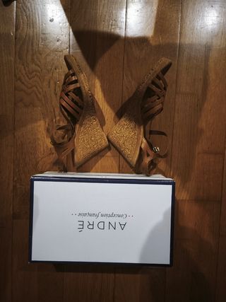 Sandalias cuña André marrón