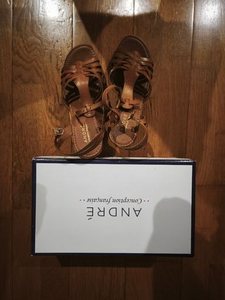 Sandalias cuña André marrón