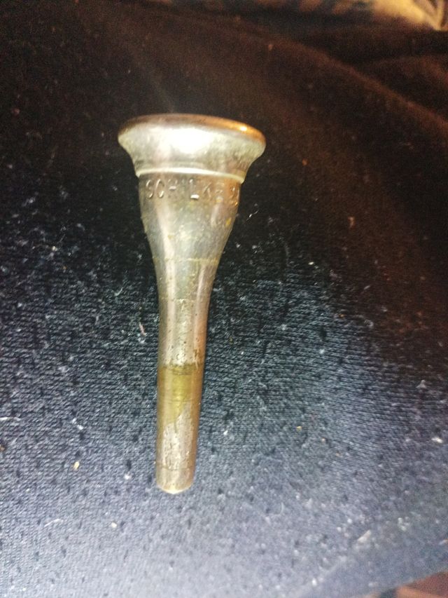 Boquilla de trompeta, antigua de latón