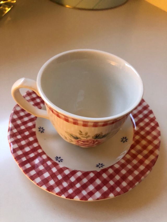 Tazas y platos. Set de 6  y jarrita leche