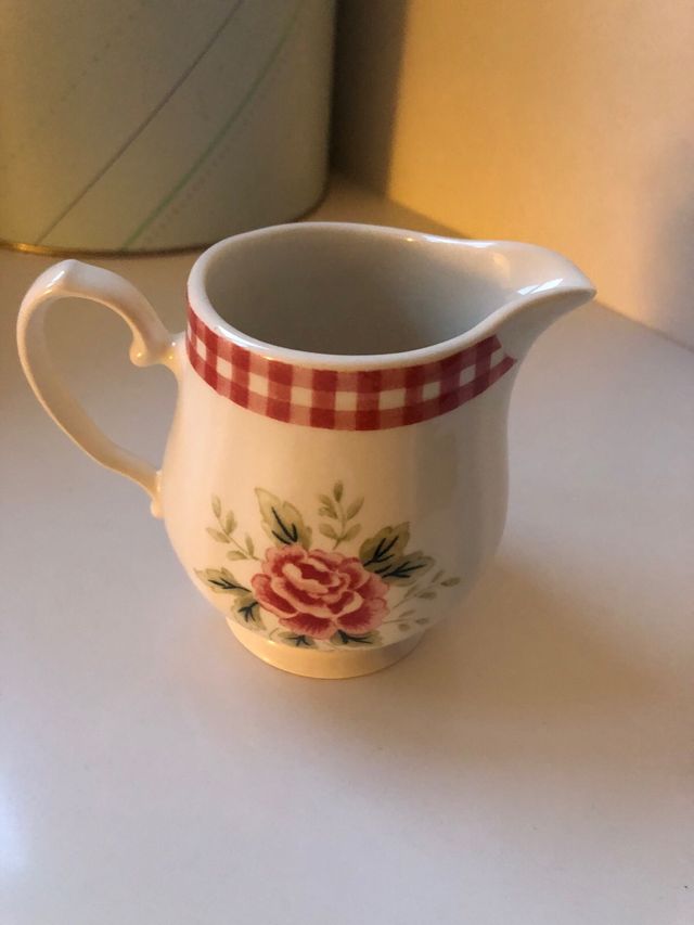 Tazas y platos. Set de 6  y jarrita leche