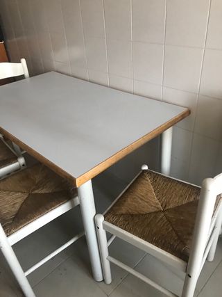 Mesa cocina + 4 sillas mimbre
