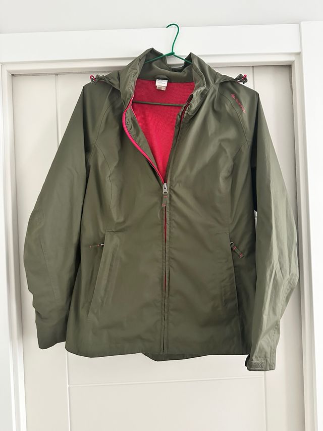 Chaqueta  chubasquero verde y fucsia. Quechua