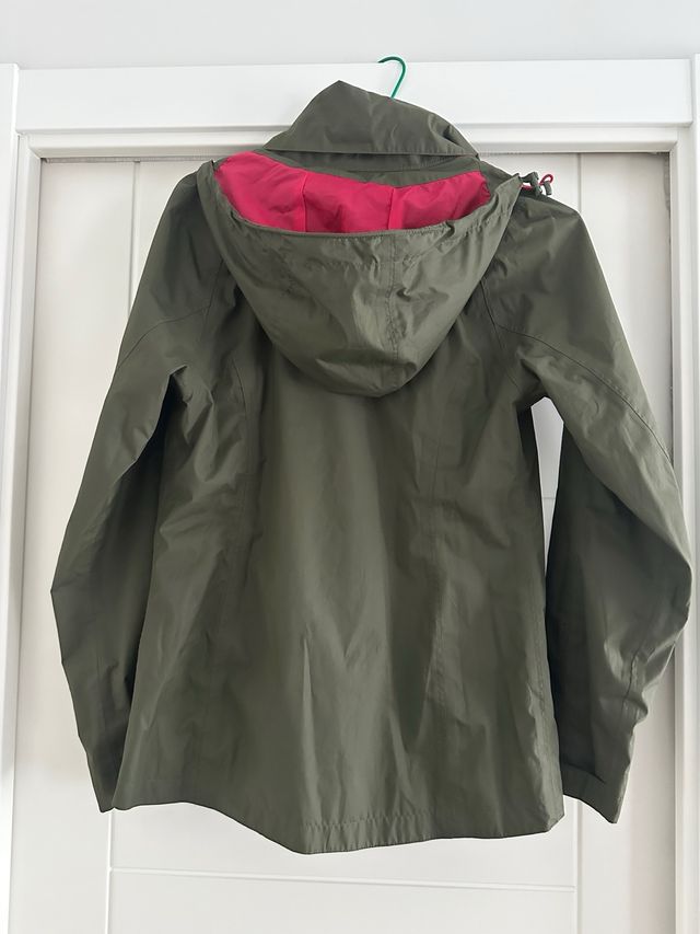 Chaqueta  chubasquero verde y fucsia. Quechua