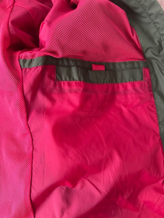 Chaqueta  chubasquero verde y fucsia. Quechua