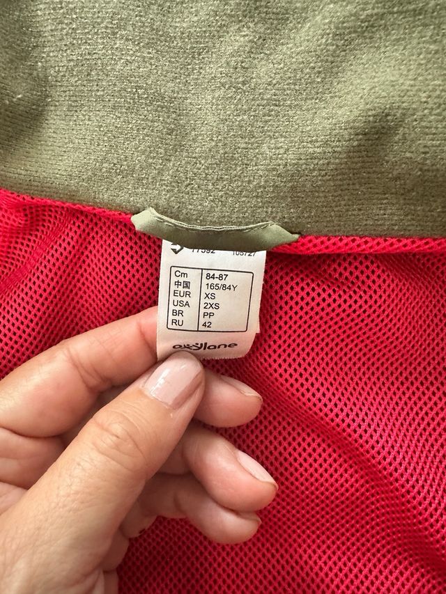 Chaqueta  chubasquero verde y fucsia. Quechua