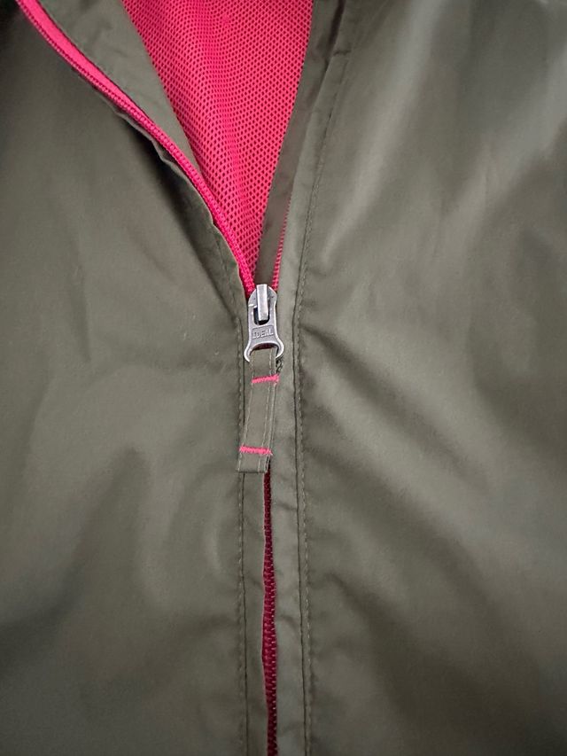 Chaqueta  chubasquero verde y fucsia. Quechua