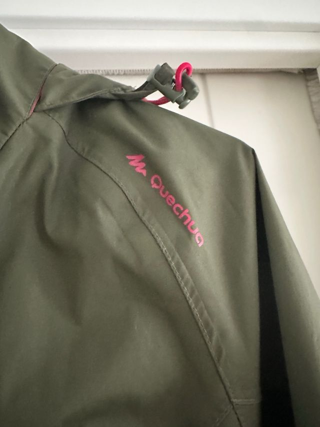 Chaqueta  chubasquero verde y fucsia. Quechua