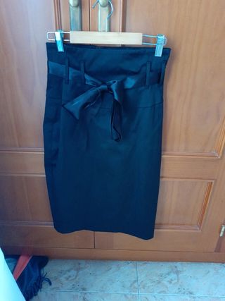 Falda tubo raso negro entallada