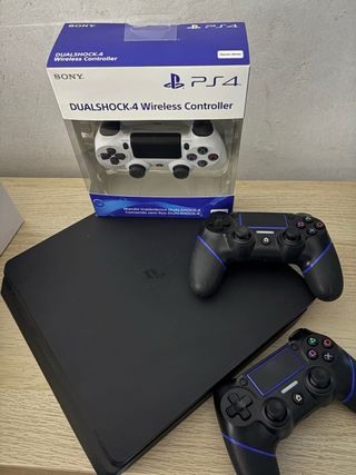 PS4 (PlayStation 4) + 3 mandos