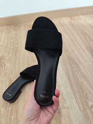 Sandalias Bershka negras tacón bajo talla 37
