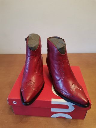 Botines rojos de piel. 