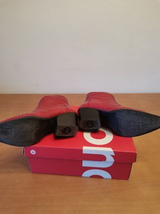 Botines rojos de piel. 