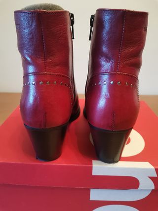 Botines rojos de piel. 