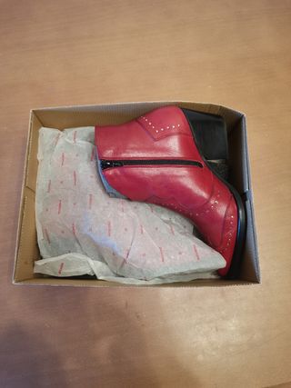 Botines rojos de piel. 