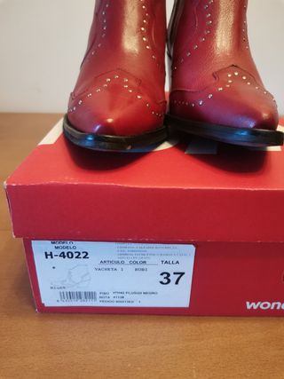 Botines rojos de piel. 