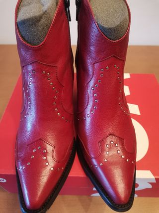 Botines rojos de piel. 