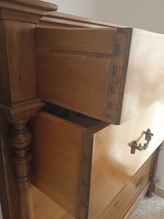 Cómoda antigua de madera