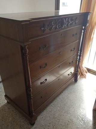 Cómoda antigua de madera