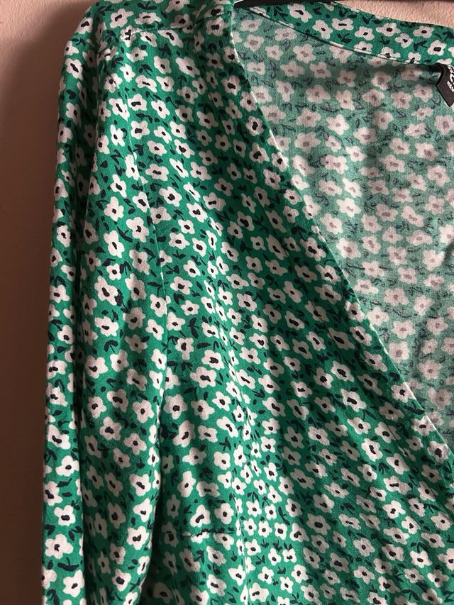 Blusa H&M flores - Verde - Talla 38. (m)