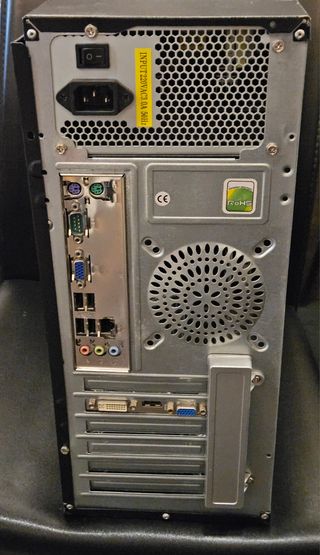 PC desktop fisso con pezzi