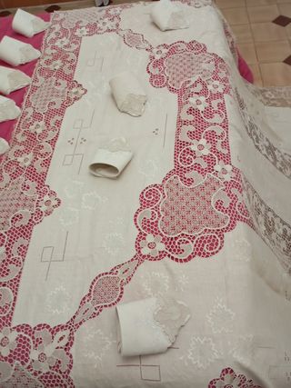 Manteleria de lino y precioso encaje de burano