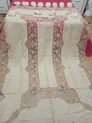 Manteleria de lino y precioso encaje de burano