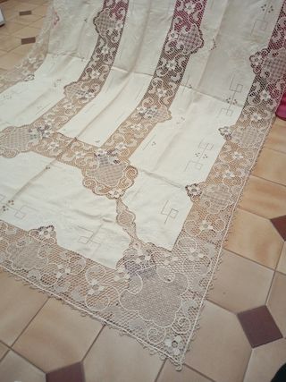 Manteleria de lino y precioso encaje de burano