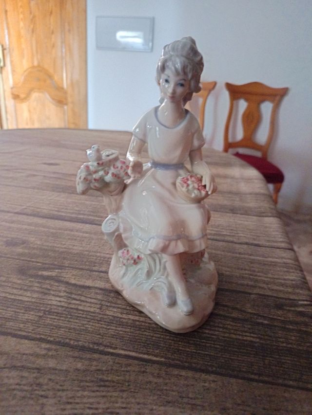 Figura porcelana niña flores