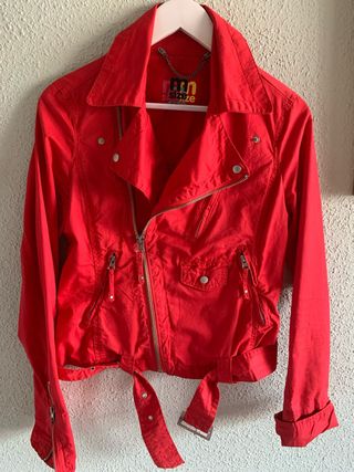 Cazadora roja entallada