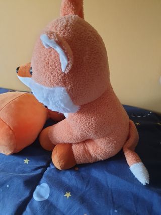 Zorros de peluche y cojín