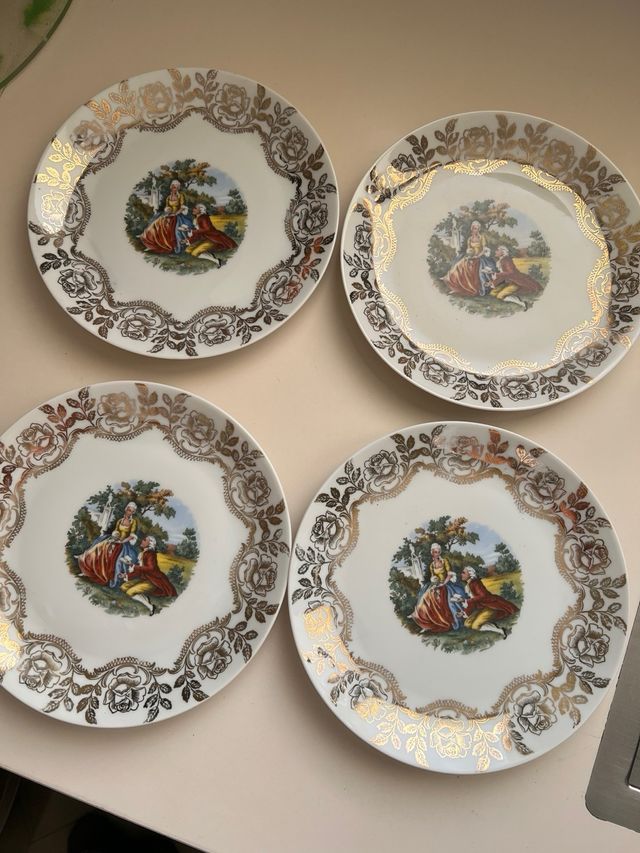 Platos antiguos porcelana dorada. 10 euros unidad