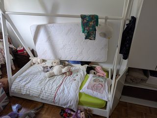 Lettino Montessori bianco in legno massello