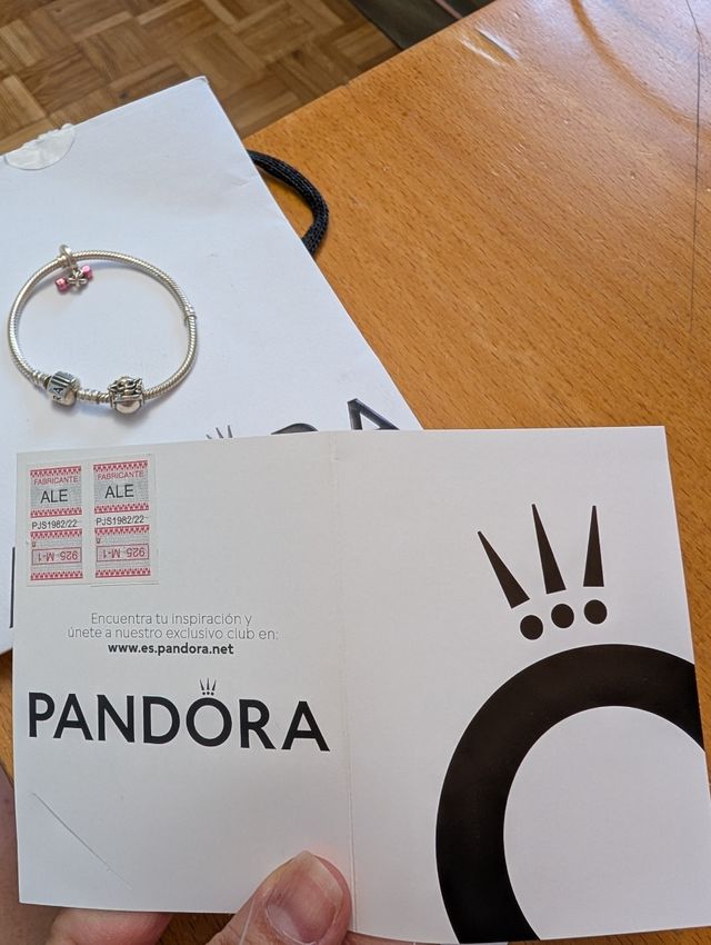 Pulsera de Pandora con dos charms.