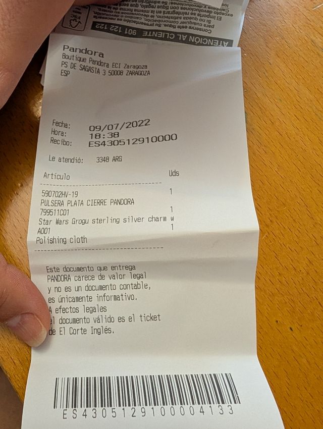 Pulsera de Pandora con dos charms.