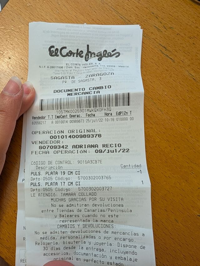 Pulsera de Pandora con dos charms.