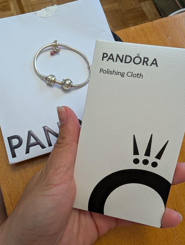 Pulsera de Pandora con dos charms.